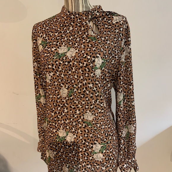 Eloqui leopard print top with notched collar. - Picture 4 of 6